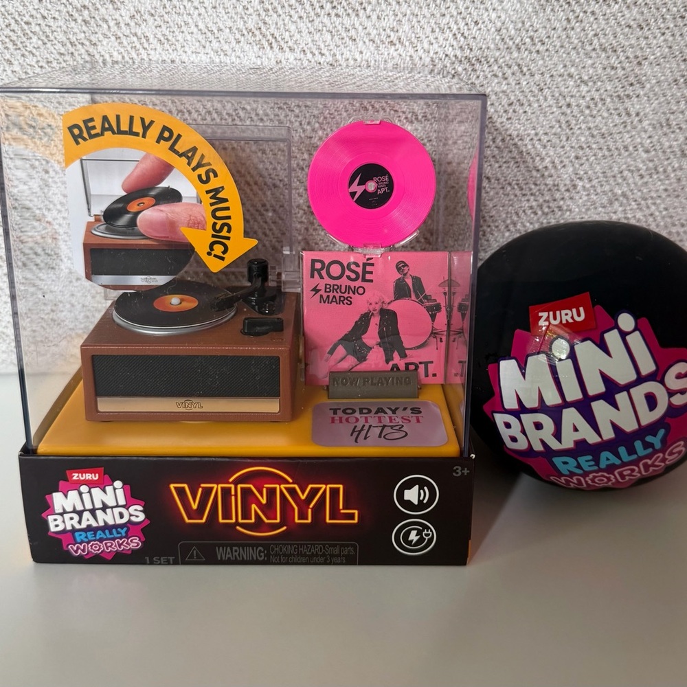 ZURU Mini Brands Vinyl Playable Record Player Toy with 1 capsule  NEW RELEASE !